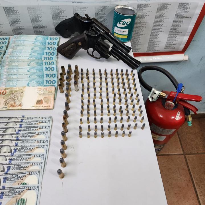 Foto 2 de 4 — Empresário é preso pela PM com armas e dinheiro em Matão